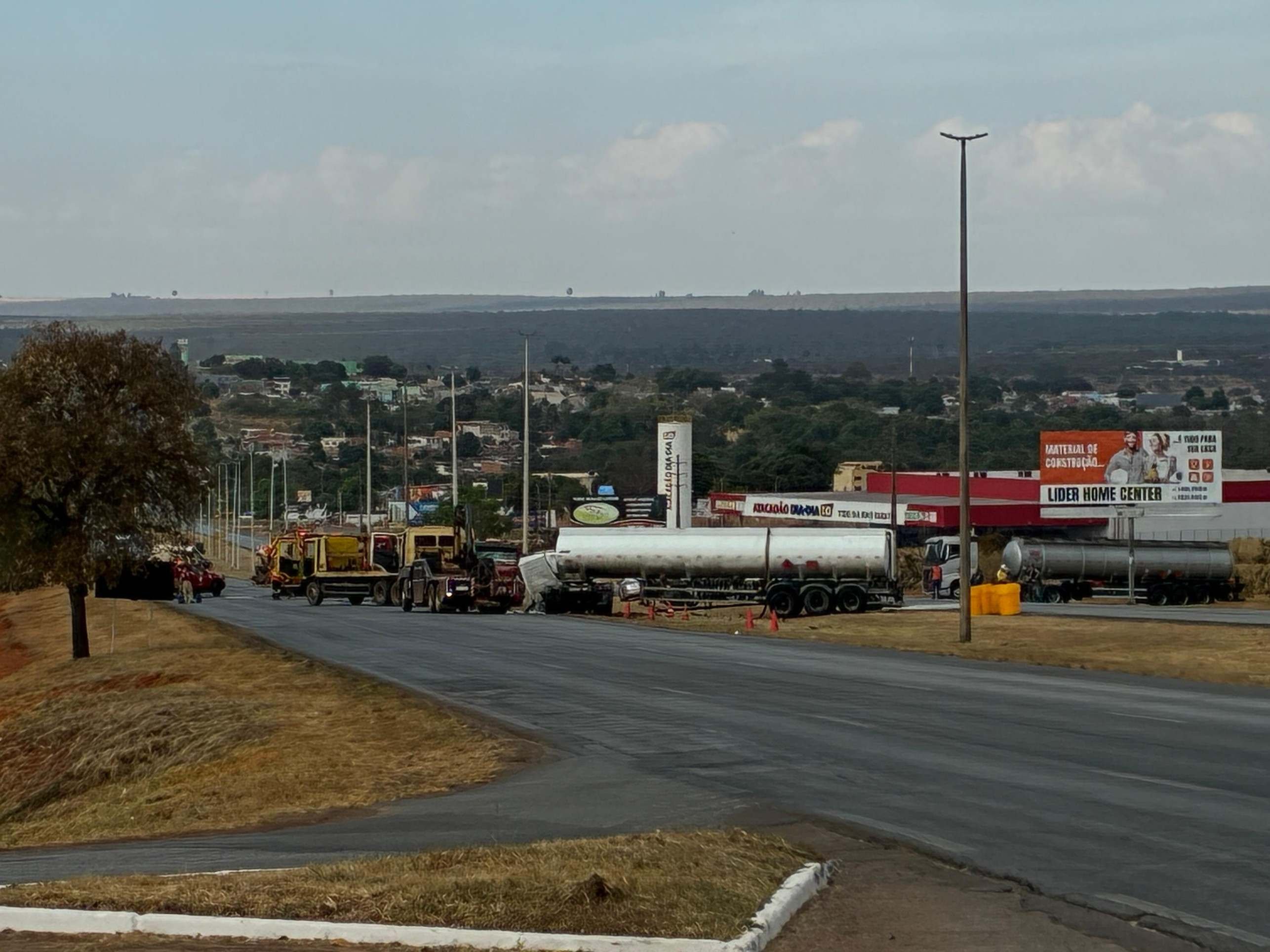 *Carreta &eacute; destombada e BR-020 deve ter fluxo normalizado ap&oacute;s fim da opera&ccedil;&atilde;o -  (crédito: Beatriz Mascarenhas/CB/DA Press)
