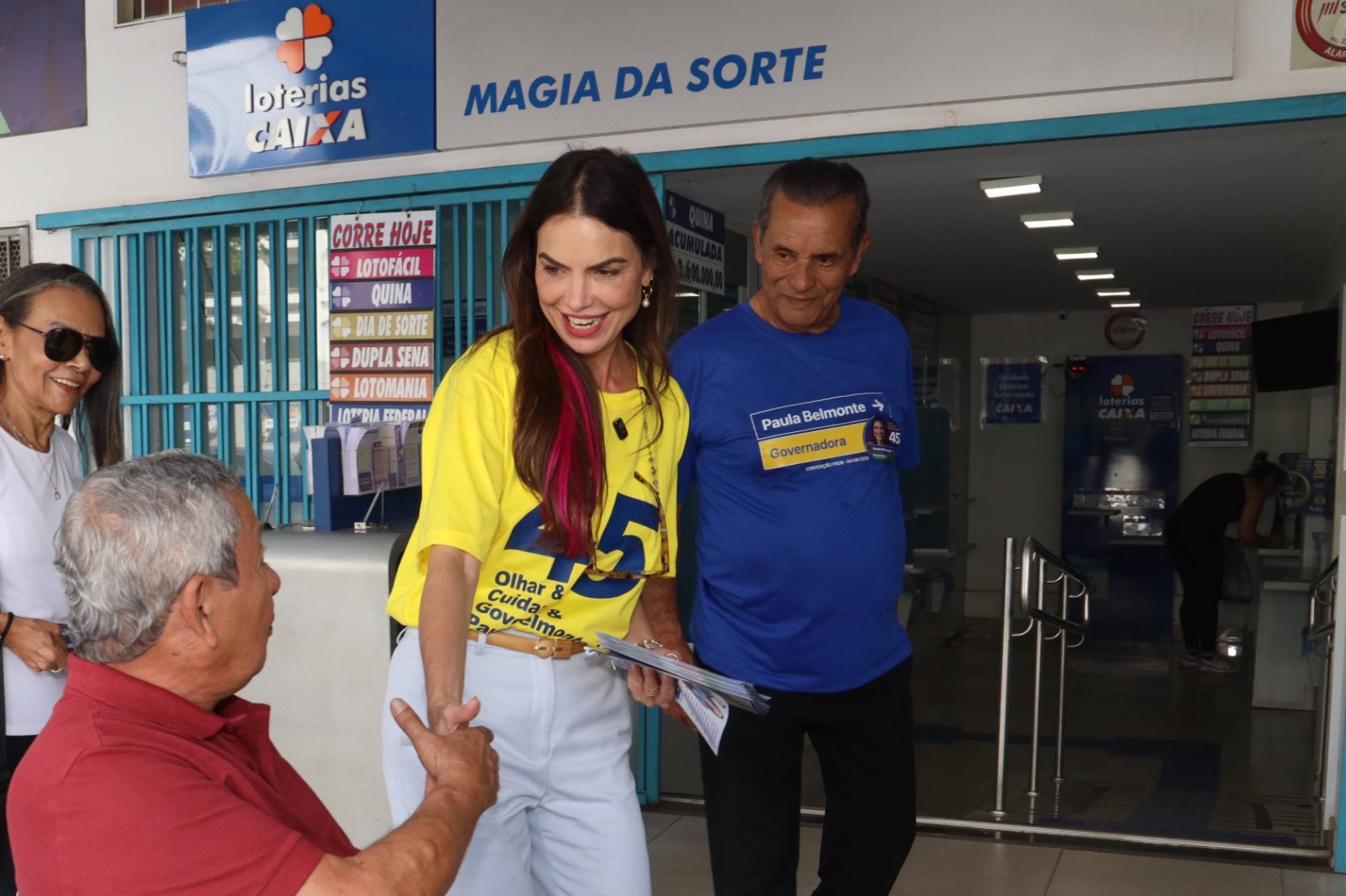 Paula Belmonte distribui panfletos em caminhada na W-3 Norte