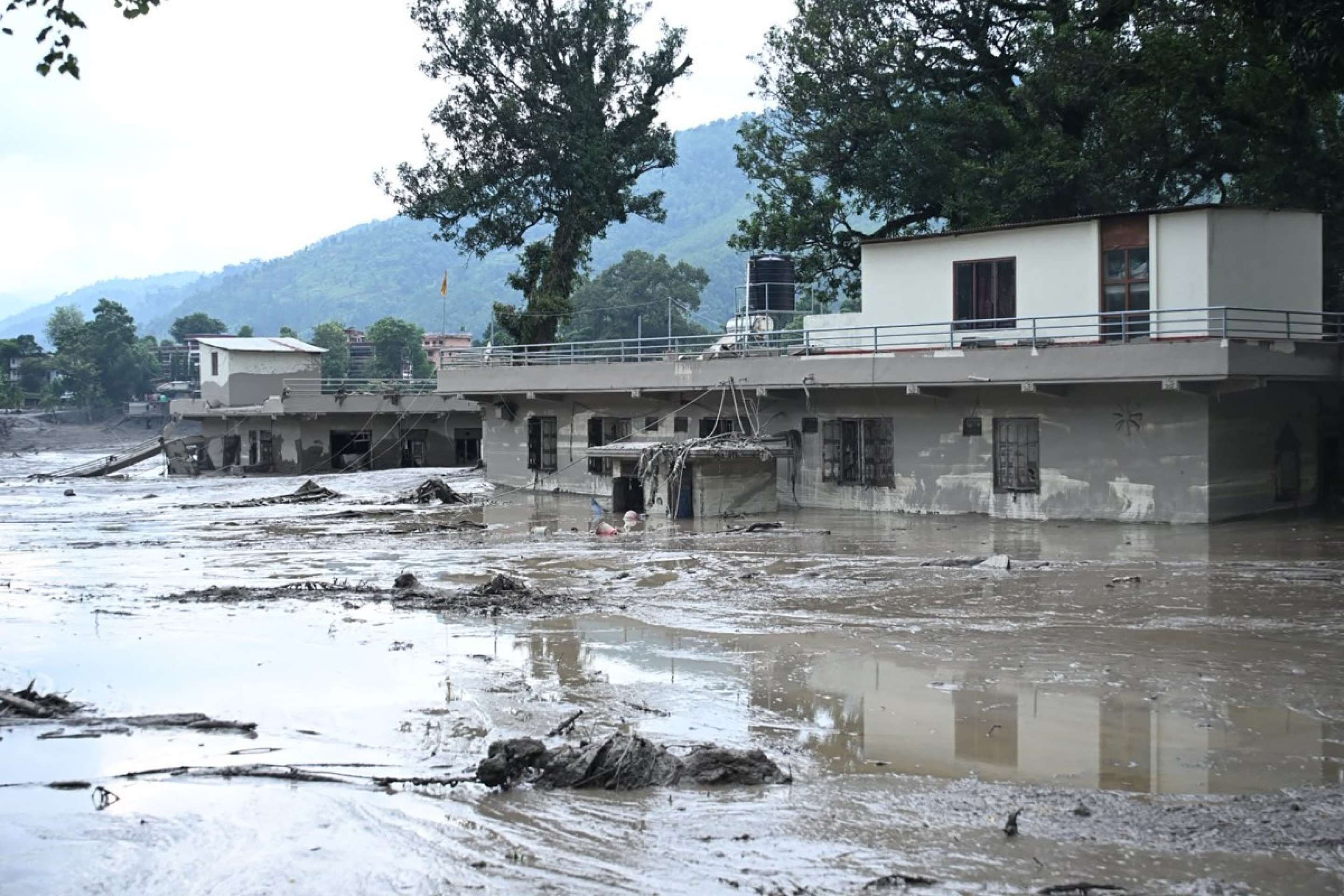 Casas aparecem cobertas de lama após enchentes repentinas em Devghat, no distrito de Nuwakot, no Nepal, em 26 de agosto de 2026 