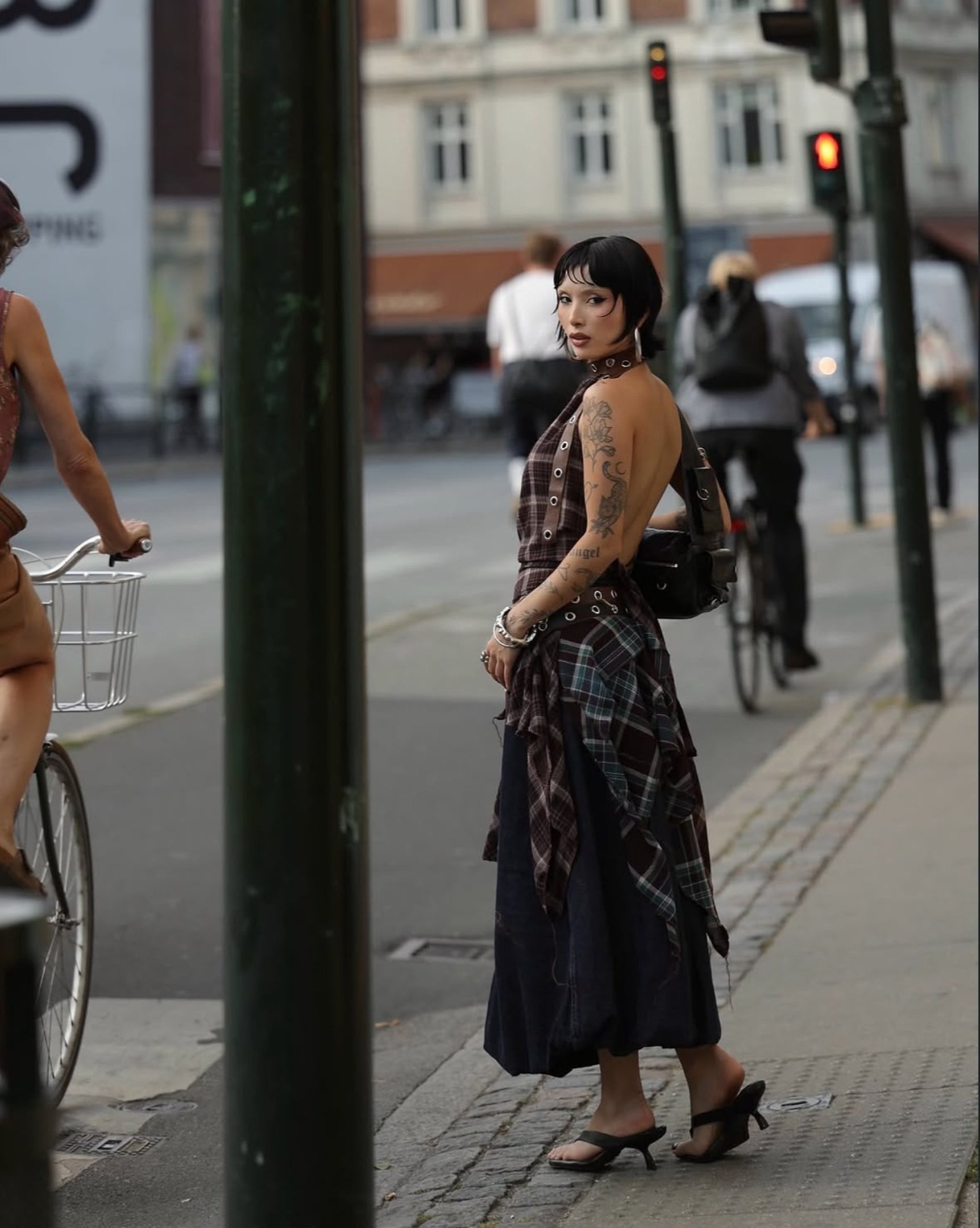 Xadrez sai do inverno e vira look de ver&atilde;o inteiro