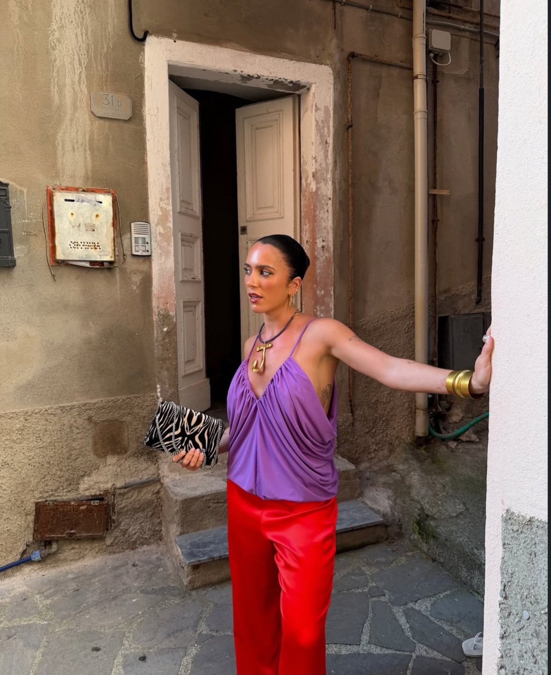Roxo e vermelho tomate juntos. Color blocking sem medo