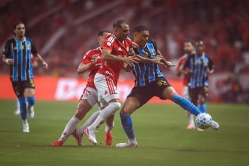 O clássico marcado pelo excesso de duelos físicos acabou com 43 faltas na noite desta quinta-feira no Beira-Rio -  (crédito: Lucas Uebel/Gremio FBPA)