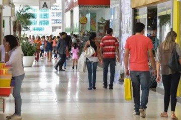 Movimento em centro comercial representa o dinamismo do setor de servi&ccedil;os no Distrito Federal -  (crédito: Valter Campanato/Ag&ecirc;ncia Brasil)