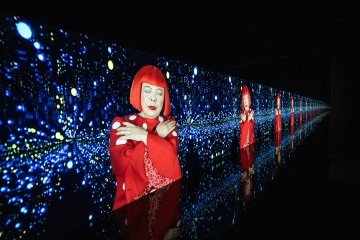 236
Uma projeção em vídeo da obra 'Song of a Manhattan Suicide Addict', da artista japonesa Yayoi Kusama, é exibida durante a prévia para a imprensa da exposição 'I would overcome death and go on living' no Museu Yayoi Kusama, em Tóquio, em 16 de outubro de 2024. - (crédito: AFP)
236
Uma projeção em vídeo da obra 'Song of a Manhattan Suicide Addict', da artista japonesa Yayoi Kusama, é exibida durante a prévia para a imprensa da exposição 'I would overcome death and go on living' no Museu Yayoi Kusama, em Tóquio, em 16 de outubro de 2024. - (crédito: AFP)