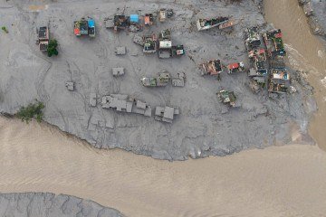 Imagem aérea mostra casas parcialmente submersas em Devighat, no encontro dos rios Bhote Koshi e Tadi, no distrito de Nukawot - (crédito: Prabin Ranabhat/AFP) Imagem aérea mostra casas parcialmente submersas em Devighat, no encontro dos rios Bhote Koshi e Tadi, no distrito de Nukawot - (crédito: Prabin Ranabhat/AFP)