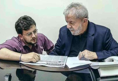 Lulinha (ao centro, de blusa preta) é um dos filhos de Lula -  (crédito: AFP via Getty Images) -Lulinha (ao centro, de blusa preta) é um dos filhos de Lula -  (crédito: AFP via Getty Images)