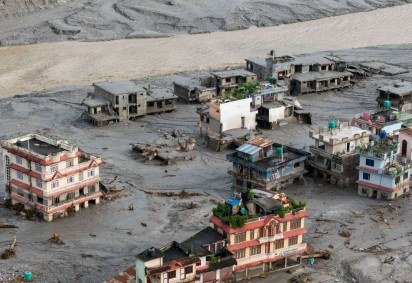 Uma vista aérea mostra casas inundadas por lama após enchentes repentinas em Devighat, no município de Bidur, distrito de Nuwakot, no Nepal, em 27 de agosto de 2026       -  (crédito: PRABIN RANABHAT / AFP) -Uma vista aérea mostra casas inundadas por lama após enchentes repentinas em Devighat, no município de Bidur, distrito de Nuwakot, no Nepal, em 27 de agosto de 2026       -  (crédito: PRABIN RANABHAT / AFP)