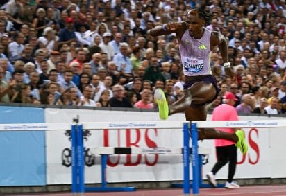 Alison dos Santos tornou-se o homem mais rápido da história nos 400 com barreira na etapa da Liga Diamante de Zurique -  (crédito: Fabrice COFFRINI / AFP)