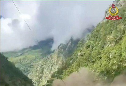 No distrito de Nuwakot, no Nepal, edifícios ficaram submersos na lama. -  (crédito: AFP via Getty Images) -No distrito de Nuwakot, no Nepal, edifícios ficaram submersos na lama. -  (crédito: AFP via Getty Images)