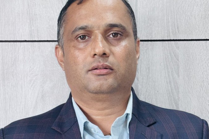 Basanta Raj Adhikari, diretor do Centro para Estudos de Desastre da Universidade Tribhuvan (em Kirtipur, no Nepal)


