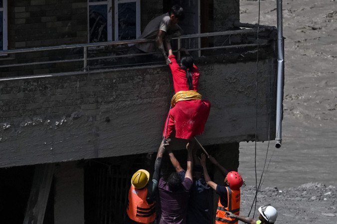 Socorristas resgatam mulher presa em casa, também em Trishuli