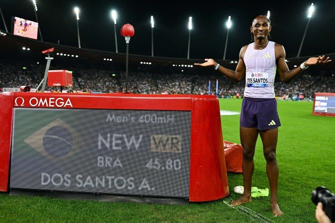 Brazil's Alison dos Santos celebrates after winning and breaking the world record in the men's 400m hurdles during the IAAF Diamond League athletics meeting, at the Letzigrund Stadium, in Zurich on August 27, 2026.