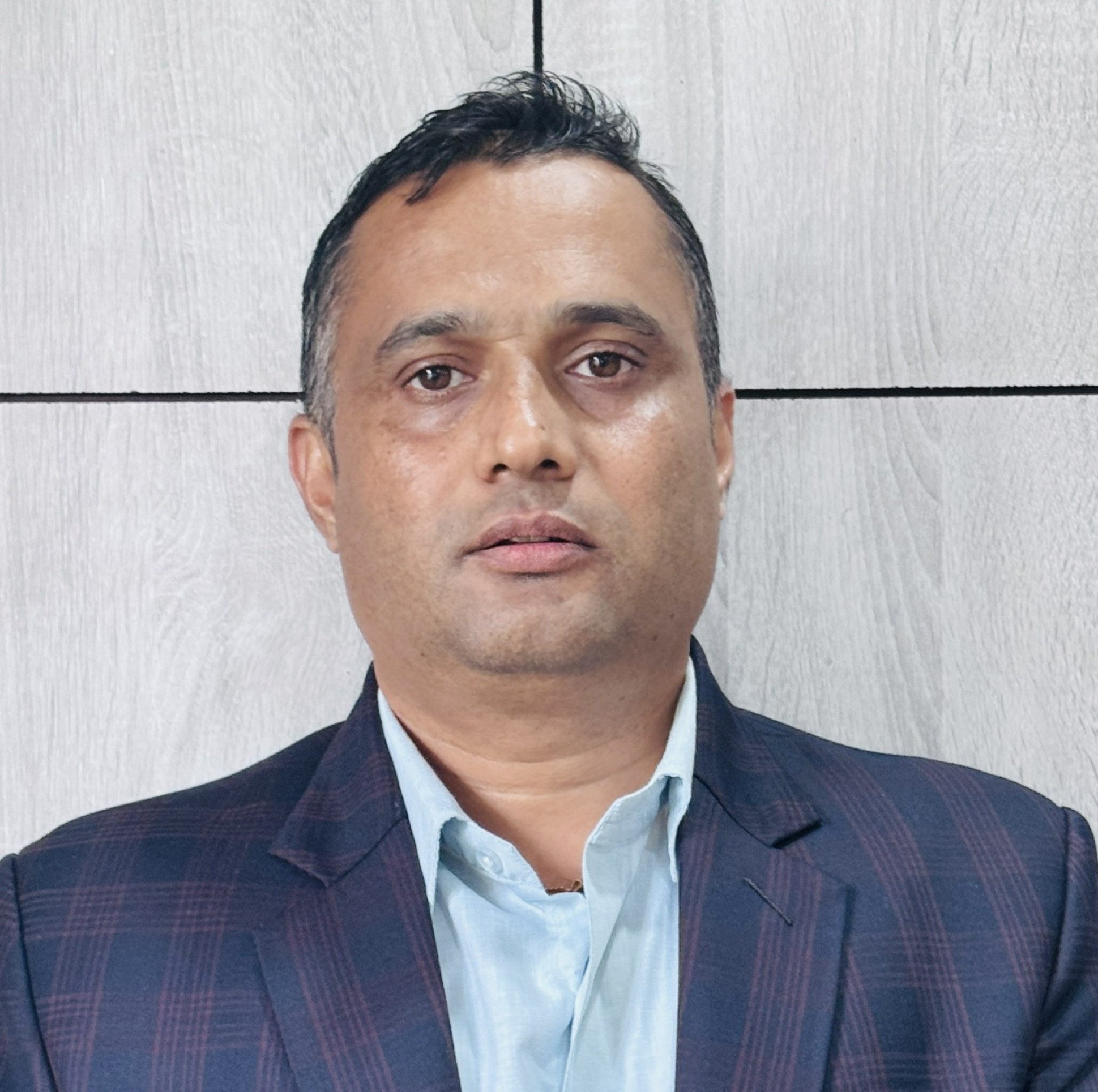 Basanta Raj Adhikari, diretor do Centro para Estudos de Desastre da Universidade Tribhuvan (em Kirtipur, no Nepal)  