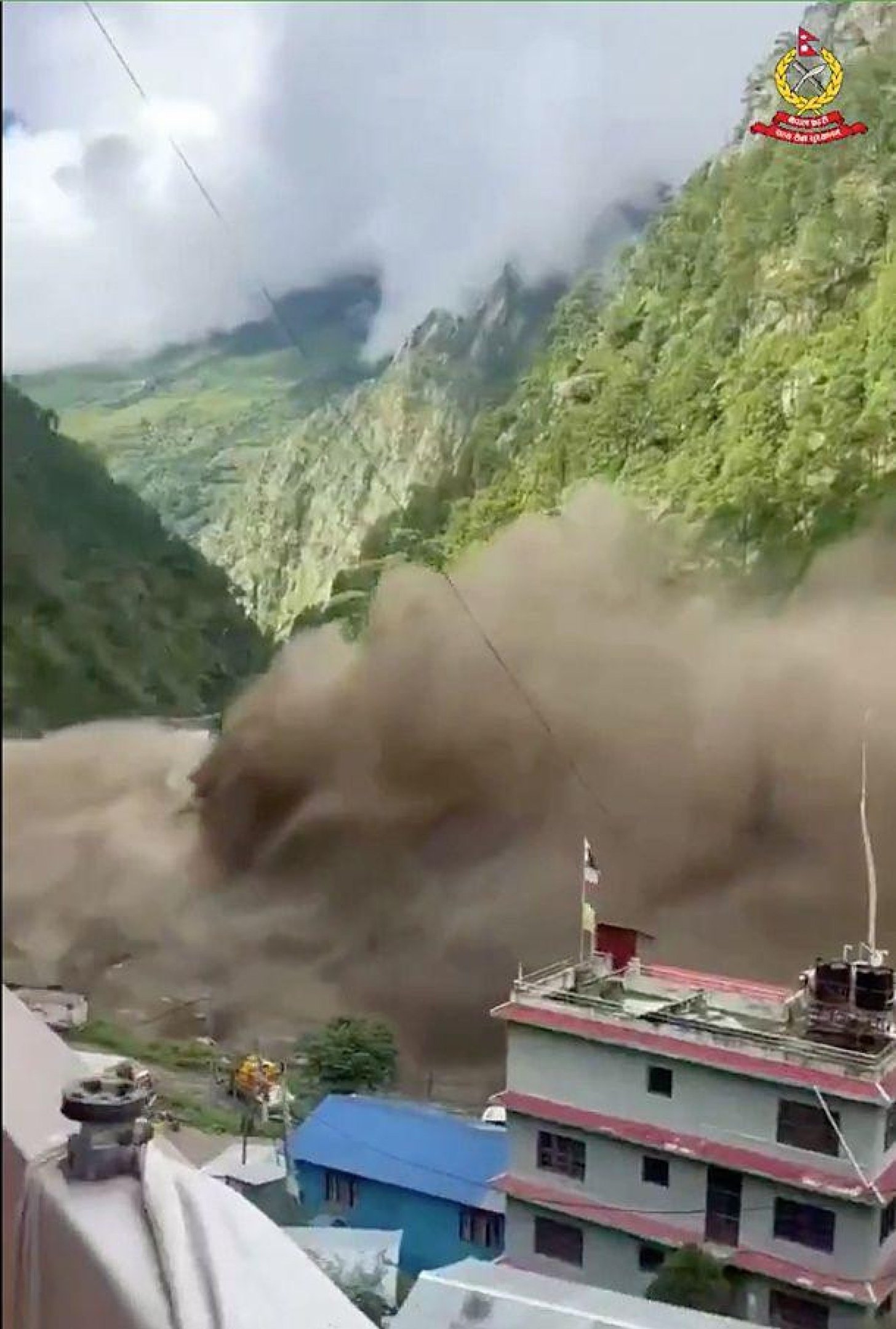 As imagens impressionantes da tragédia que matou mais de 300 e deixou centenas de desaparecidos no Nepal - QTU Questões do Universo