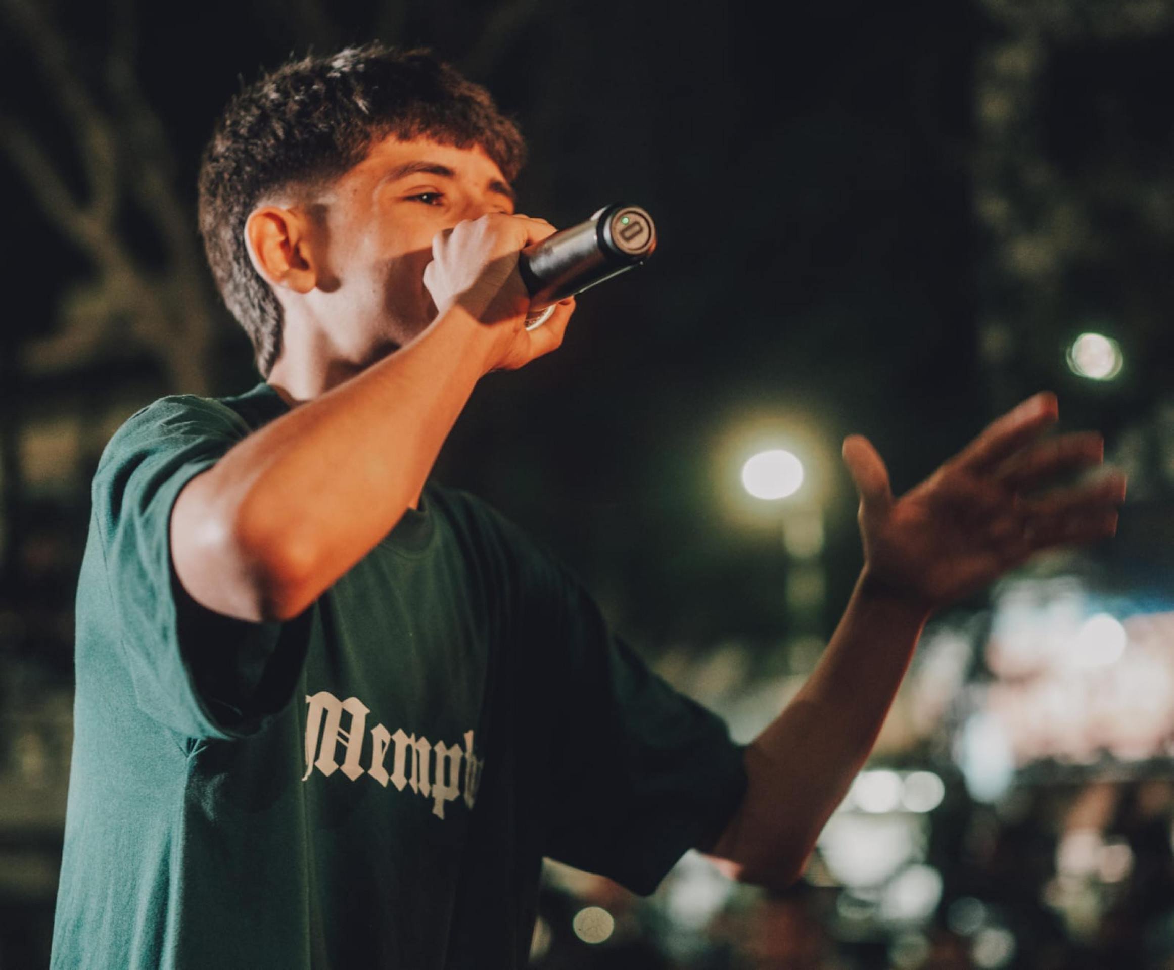 MC de batalha e educador popular  em escolas do DF.