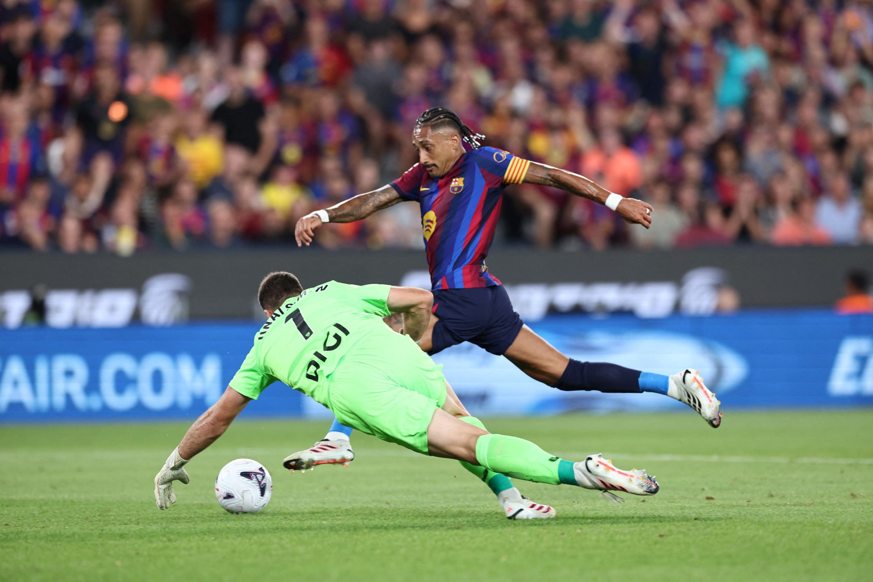 Com novo hat-trick de Raphinha, Barcelona vence o Sevilla fora de casa