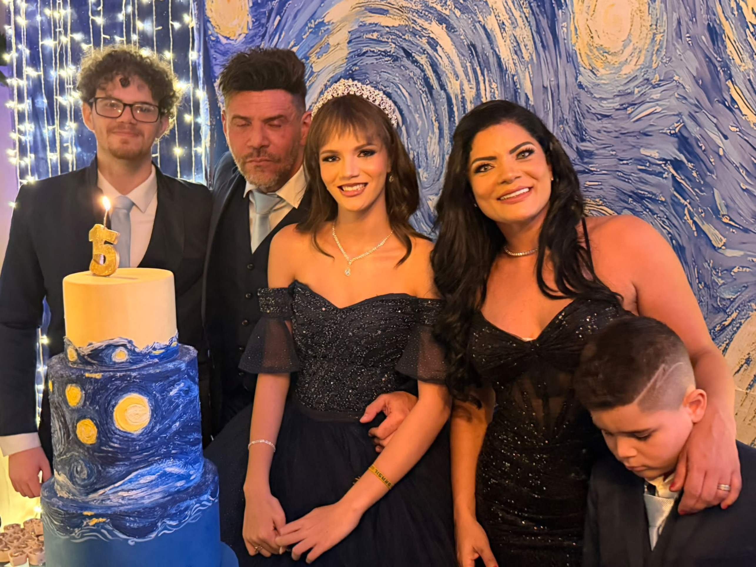 Valentina Xavier ganha festão de 15 anos e recebe familiares e amigos em festa luxuosa
