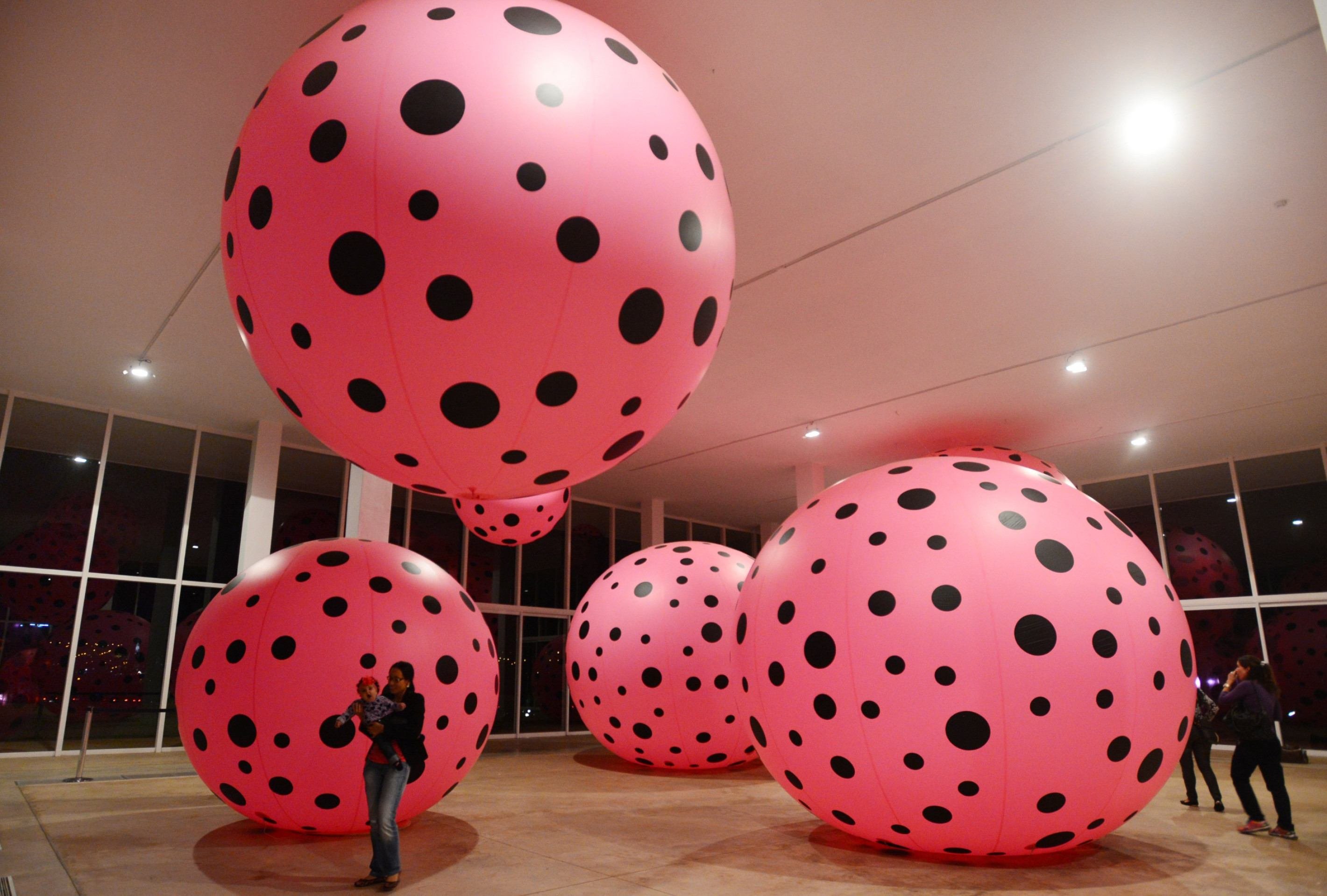 As bolas e bolinhas se tornaram rapidamente a marca registrada da artista 