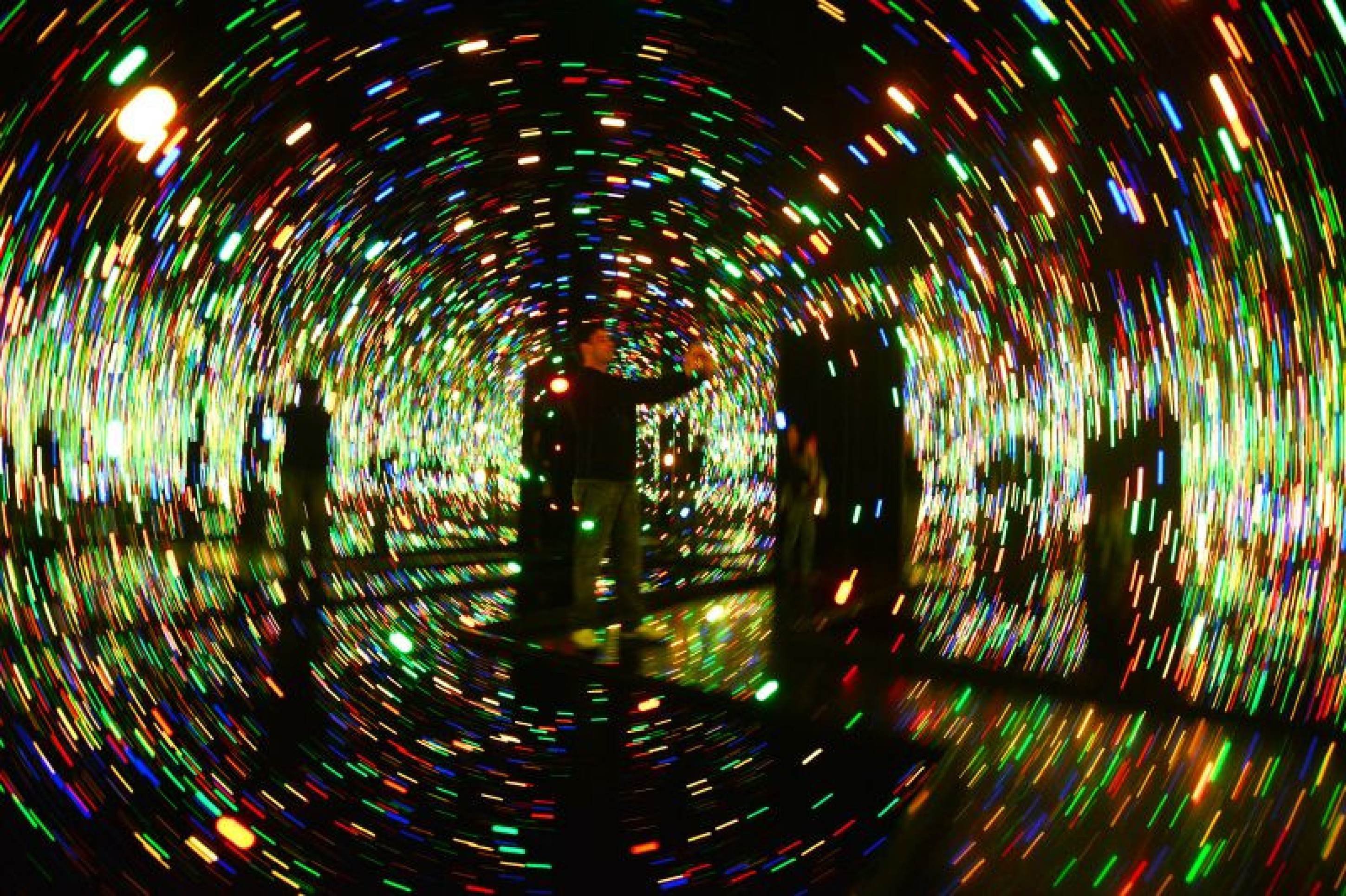 Um dos destaques da exposi&ccedil;&atilde;o foi uma sala de espelhos com milhares de flashes de bolas disparadas, confundindo o p&uacute;blico com a sensa&ccedil;&atilde;o de infinito