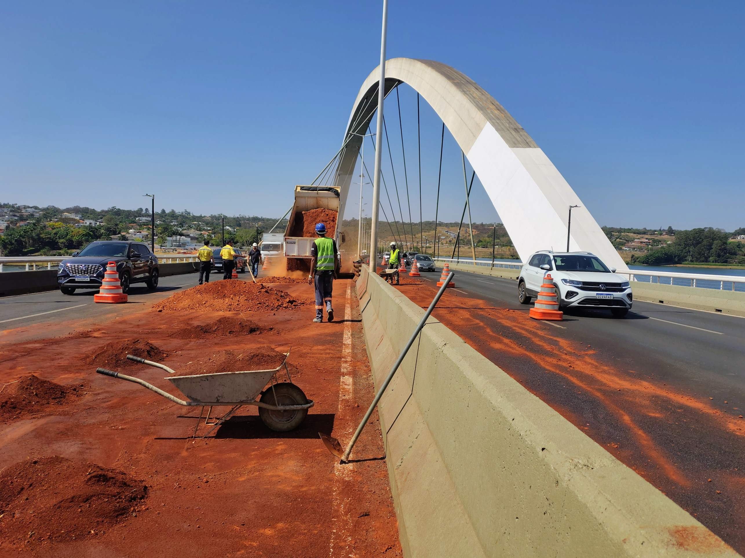 Detran liberou faixa reversa na Ponte JK ap&oacute;s derramamento de &oacute;leo