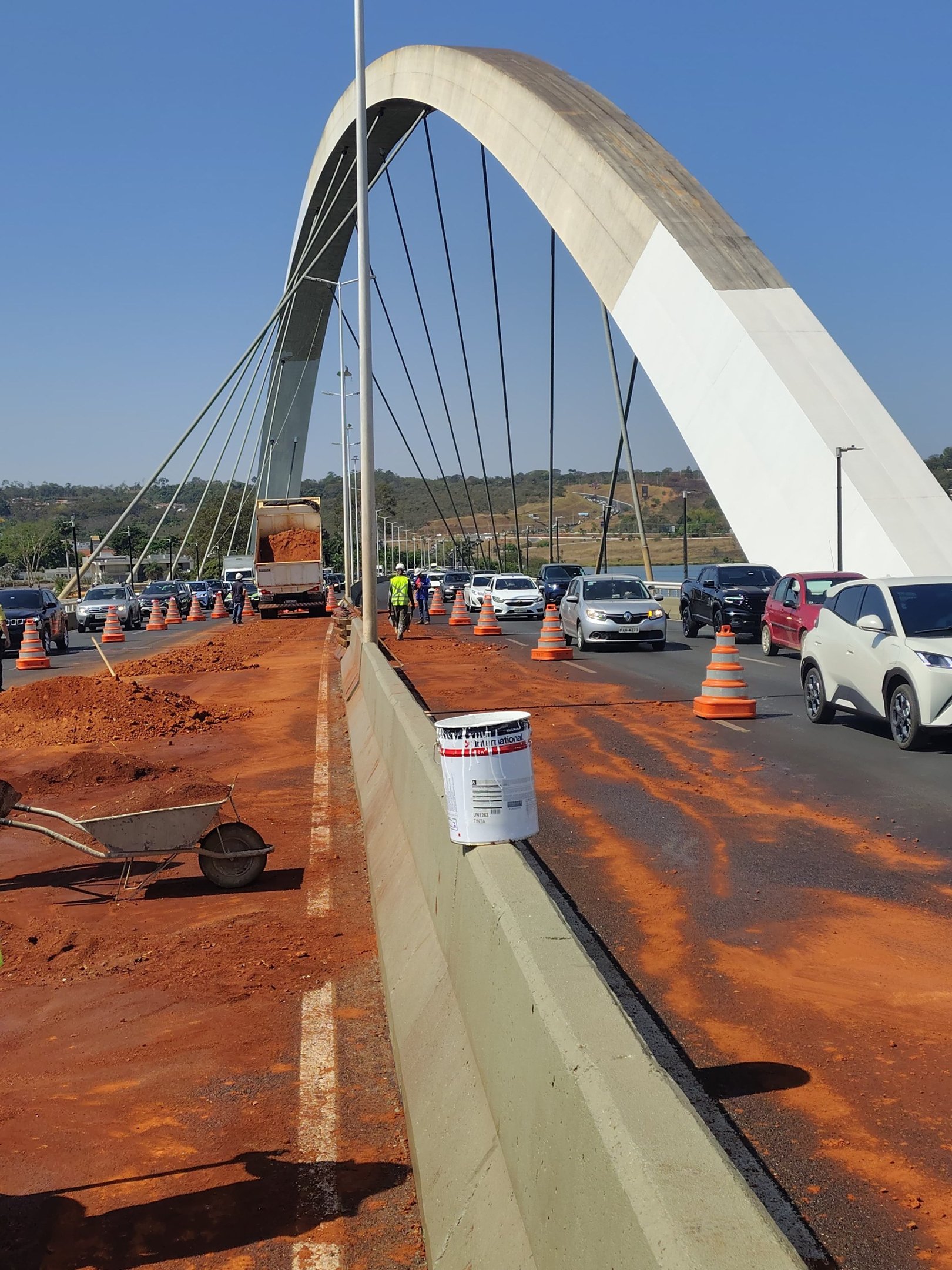 Detran liberou faixa reversa na Ponte JK ap&oacute;s derramamento de &oacute;leo