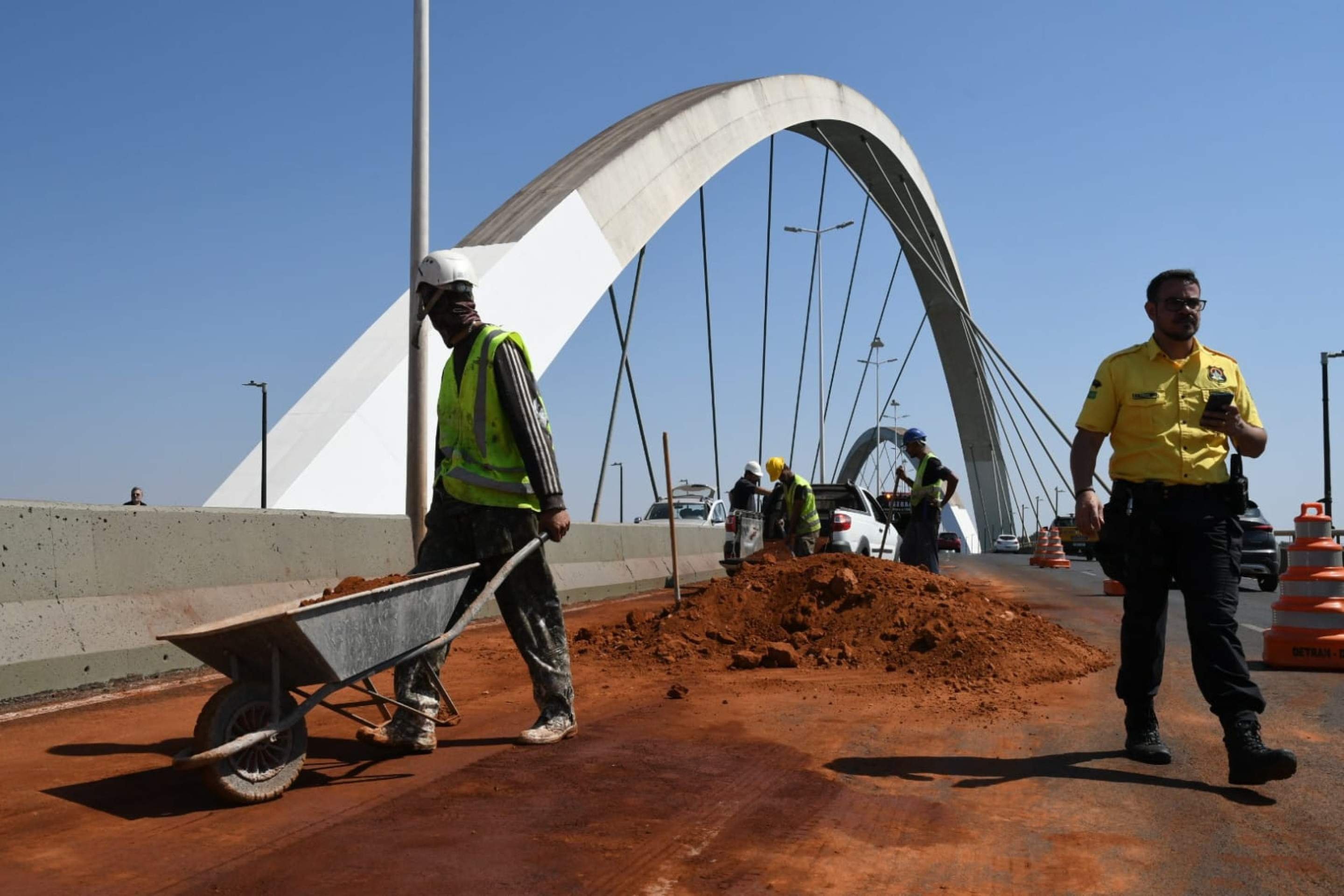 Detran liberou faixa reversa na Ponte JK ap&oacute;s derramamento de &oacute;leo