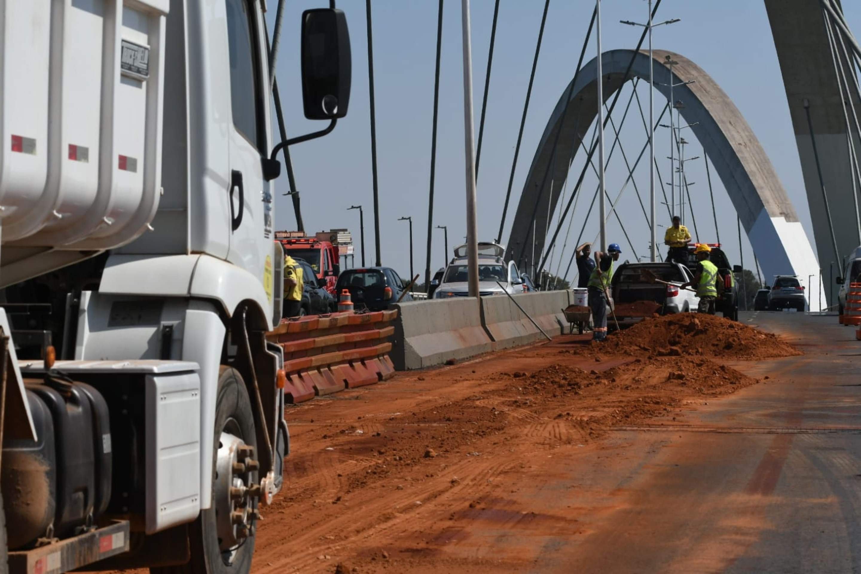 Detran liberou faixa reversa na Ponte JK ap&oacute;s derramamento de &oacute;leo