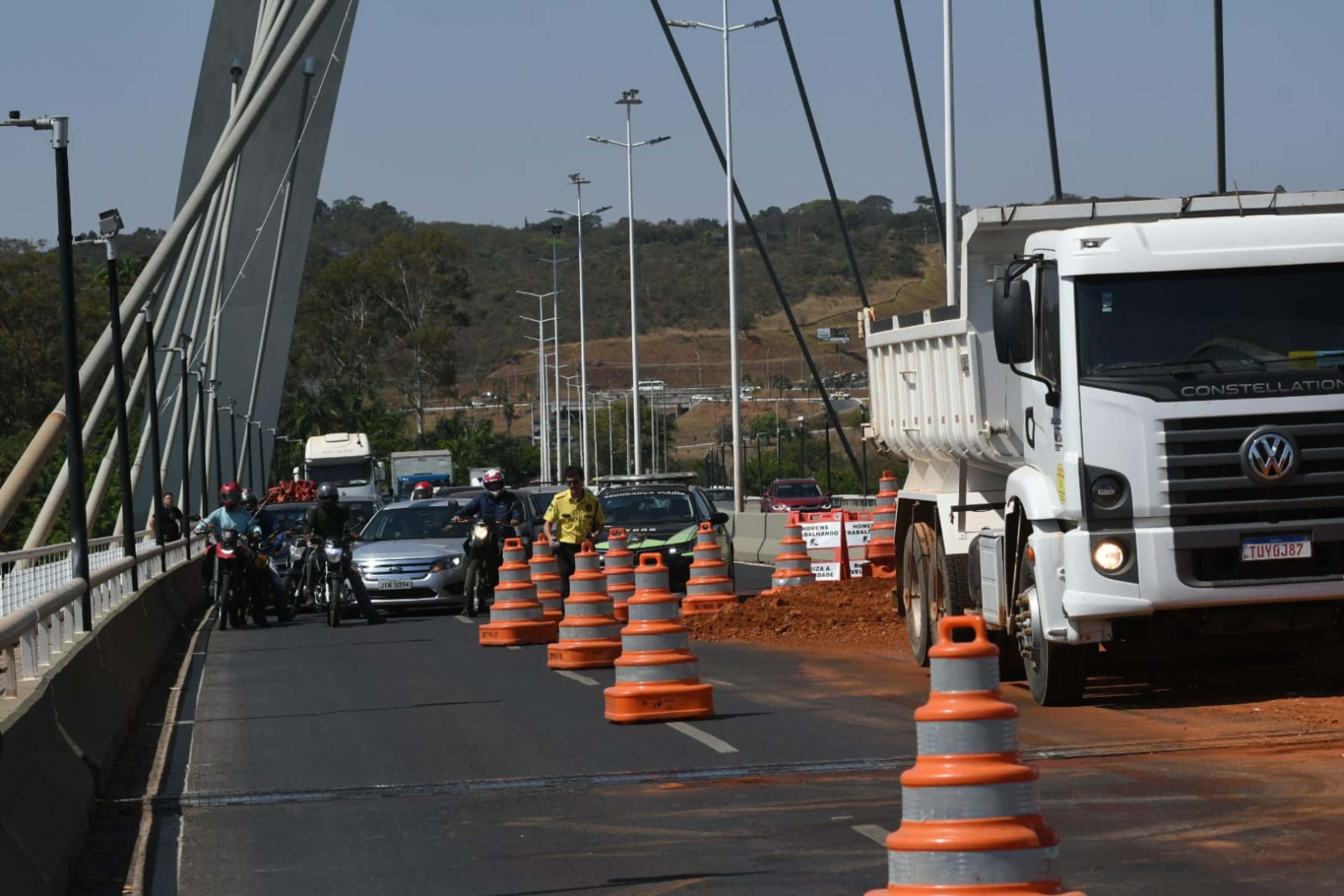 Detran liberou faixa reversa na Ponte JK ap&oacute;s derramamento de &oacute;leo