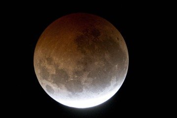 A Lua durante o Eclipse vista do Rio de Janeiro, Brasil - (crédito: MAURO PIMENTEL / AFP) A Lua durante o Eclipse vista do Rio de Janeiro, Brasil - (crédito: MAURO PIMENTEL / AFP)