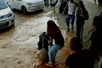 A menina foi socorrida por uma funcionária da loja de cosméticos em frente ao buraco, que puxou a adolescente pelo braço - (crédito: Material cedido ao Correio) A menina foi socorrida por uma funcionária da loja de cosméticos em frente ao buraco, que puxou a adolescente pelo braço - (crédito: Material cedido ao Correio)