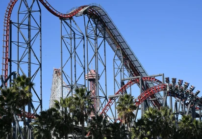 Montanha-russa, X2, localizada no parque de diversão Six Flags Magic Mountain, na Califórnia, nos Estados Unidos -  (crédito: Divulgação/SixFlags MagicMountain)