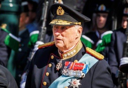 Harald será sucedido por seu filho Haakon (esquerda) -  (crédito: Getty Images) -Harald será sucedido por seu filho Haakon (esquerda) -  (crédito: Getty Images)