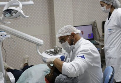 Tratamento odontol&oacute;gico pelo SUS garante a recupera&ccedil;&atilde;o da sa&uacute;de bucal de mulheres v&iacute;timas de viol&ecirc;ncia dom&eacute;stica -  (crédito: Divulga&ccedil;&atilde;o/Ag&ecirc;ncia Gov) -Tratamento odontol&oacute;gico pelo SUS garante a recupera&ccedil;&atilde;o da sa&uacute;de bucal de mulheres v&iacute;timas de viol&ecirc;ncia dom&eacute;stica -  (crédito: Divulga&ccedil;&atilde;o/Ag&ecirc;ncia Gov)