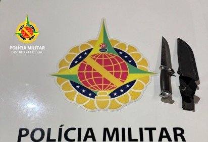 Na revista, a equipe encontrou uma faca na regi&atilde;o da cintura do suspeito e informou que ele seria levado &agrave; delegacia -  (crédito: Divulga&ccedil;&atilde;o/PMDF) -Na revista, a equipe encontrou uma faca na regi&atilde;o da cintura do suspeito e informou que ele seria levado &agrave; delegacia -  (crédito: Divulga&ccedil;&atilde;o/PMDF)