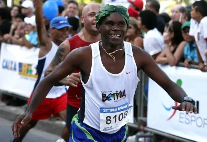 Ronaldo da Costa alcançou recorde mundial na Maratona de Berlim de 1998. Vinte oito anos depois, Alison dos Santos ampliou a lista de brasileiros com o feito -  (crédito: Divulgação) -Ronaldo da Costa alcançou recorde mundial na Maratona de Berlim de 1998. Vinte oito anos depois, Alison dos Santos ampliou a lista de brasileiros com o feito -  (crédito: Divulgação)