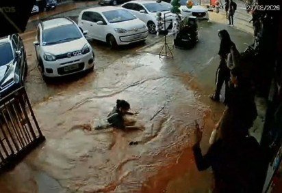 Adolescente cai em buraco escondido por lama e água em calçada de avenida comercial em Taguatinga -  (crédito: Material cedido ao Correio) -Adolescente cai em buraco escondido por lama e água em calçada de avenida comercial em Taguatinga -  (crédito: Material cedido ao Correio)