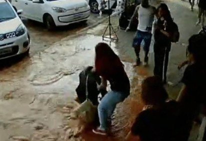 A menina foi socorrida por uma funcionária da loja de cosméticos em frente ao buraco, que puxou a adolescente pelo braço -  (crédito: Material cedido ao Correio) -A menina foi socorrida por uma funcionária da loja de cosméticos em frente ao buraco, que puxou a adolescente pelo braço -  (crédito: Material cedido ao Correio)