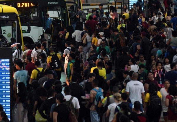 O intenso fluxo de passageiros em Bras&iacute;lia reflete o crescimento populacional da capital federal -  (crédito: Marcelo Ferreira/CB/D.A.Press)