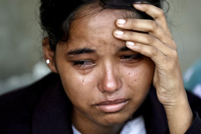 Mulher chora depois de ser resgatada, em um campo do Exército nepalês de Battar Bazar 