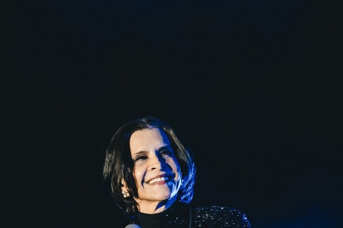 Marina Lima interpretando 
"Fullg&aacute;s" no C6 no Rock