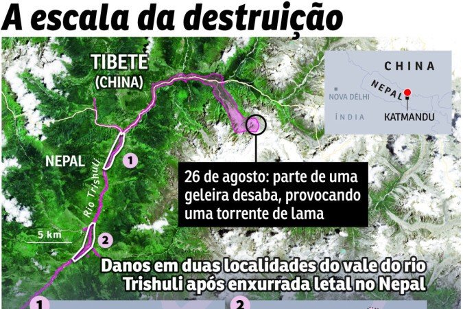 Uma mulher procura por materiais aproveitáveis diante de sua casa inundada por lama em Devighat