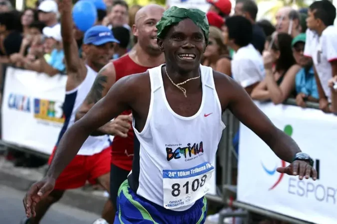 Ronaldo da Costa alcançou recorde mundial na Maratona de Berlim de 1998. Vinte oito anos depois, Alison dos Santos ampliou a lista de brasileiros com o feito - (crédito: Divulgação) Ronaldo da Costa alcançou recorde mundial na Maratona de Berlim de 1998. Vinte oito anos depois, Alison dos Santos ampliou a lista de brasileiros com o feito - (crédito: Divulgação)