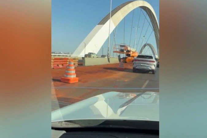 Detran-DF libera faixa reversa na Ponte JK após derramamento de óleo