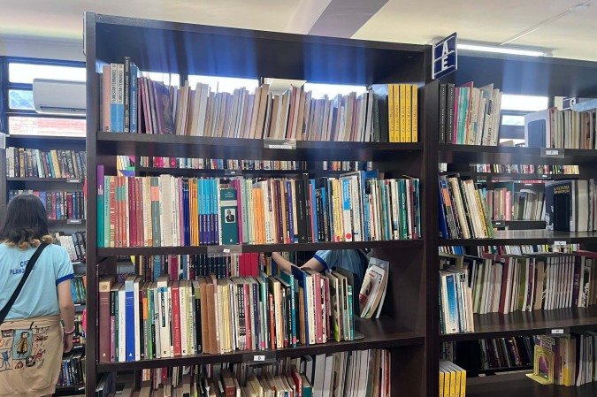 O espaço recebeu novo mobiliário, mesas, prateleiras e bancadas de estudo, além de livros escolhidos a partir das necessidades e dos interesses da própria escola.
