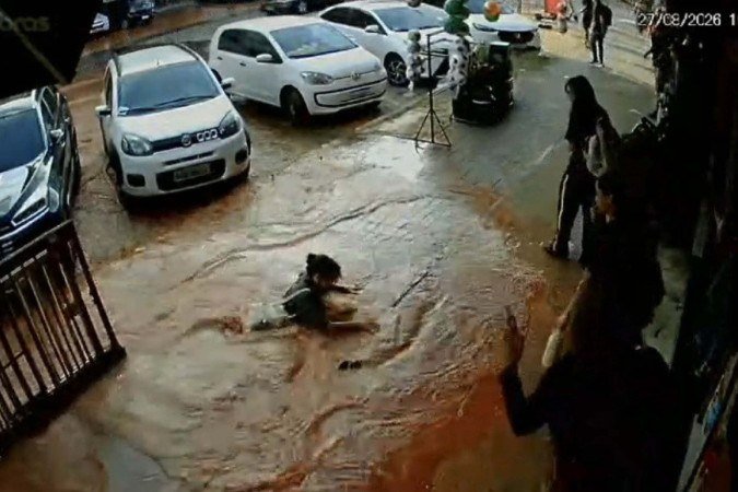 Adolescente cai em buraco escondido por lama e água em calçada de avenida comercial em Taguatinga - (crédito: Material cedido ao Correio) Adolescente cai em buraco escondido por lama e água em calçada de avenida comercial em Taguatinga - (crédito: Material cedido ao Correio)