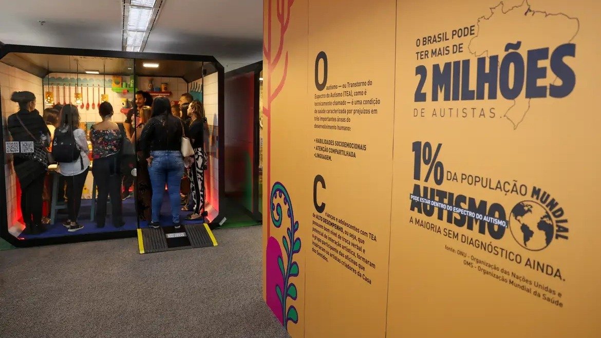 Um painel em exposi&ccedil;&atilde;o com informa&ccedil;&otilde;es sobre Transtorno do Espectro Autista (TEA) e dados demogr&aacute;ficos, ilustrando a conscientiza&ccedil;&atilde;o sobre o tema -  (crédito: Fabio Rodrigues Pozzebom/ Ag&ecirc;ncia Brasil) -Um painel em exposi&ccedil;&atilde;o com informa&ccedil;&otilde;es sobre Transtorno do Espectro Autista (TEA) e dados demogr&aacute;ficos, ilustrando a conscientiza&ccedil;&atilde;o sobre o tema -  (crédito: Fabio Rodrigues Pozzebom/ Ag&ecirc;ncia Brasil)