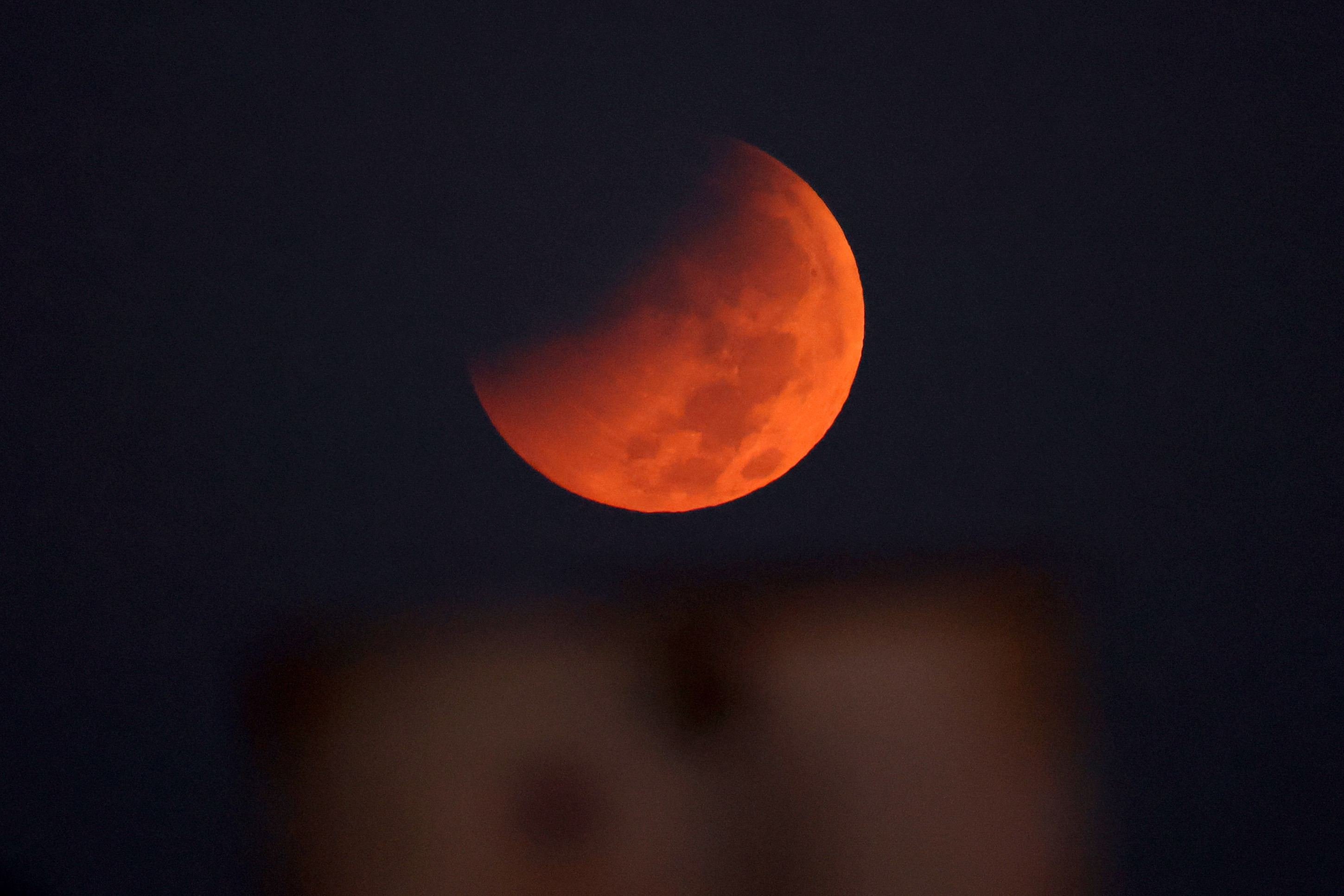 Lua atingindo o estado punumbral durante o Eclipse Lunar parcial visto da cidade de Netanya, em Israel        