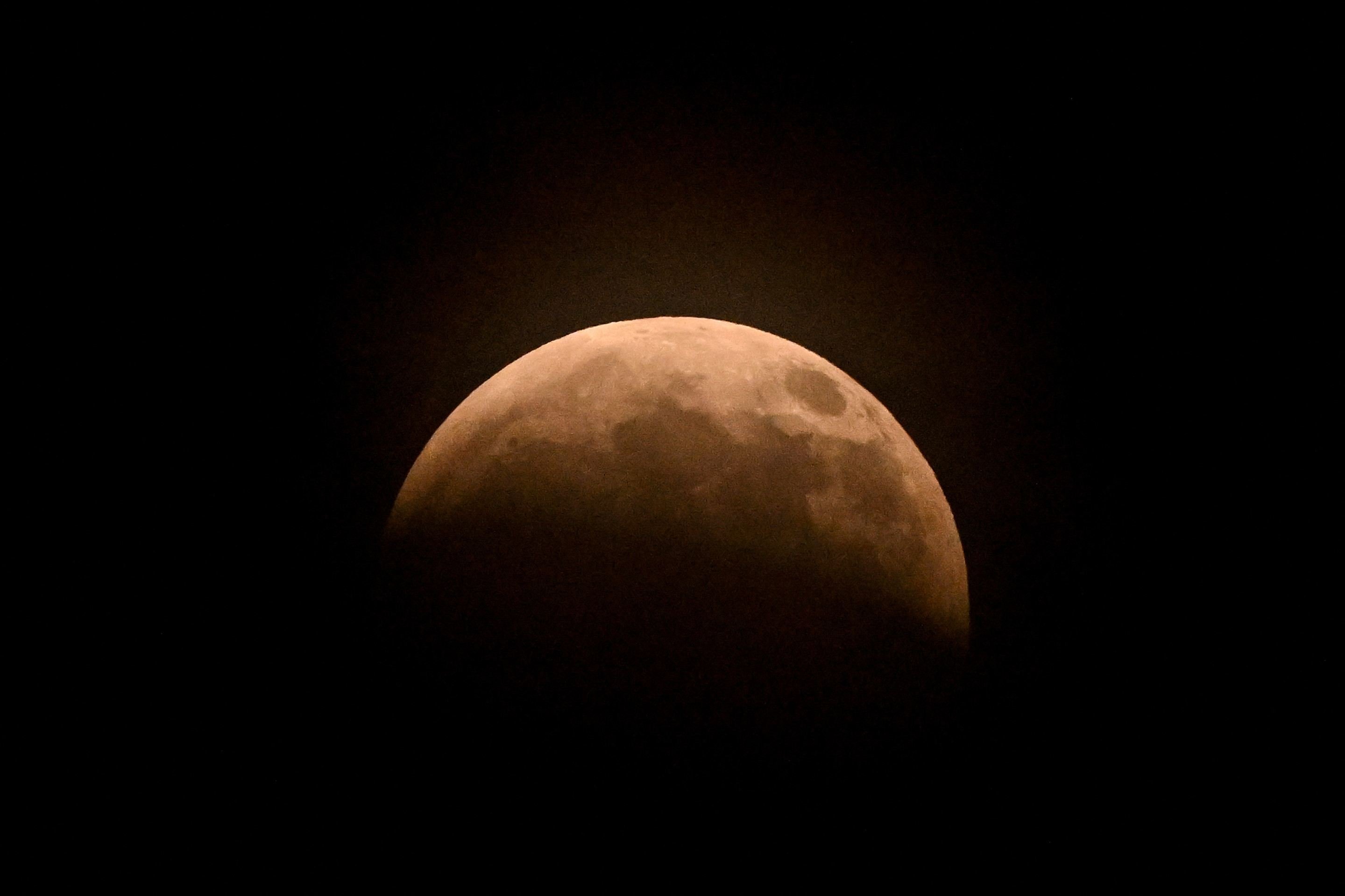  O Eclipse Lunar parcial visto da Cidade do M&eacute;xico  