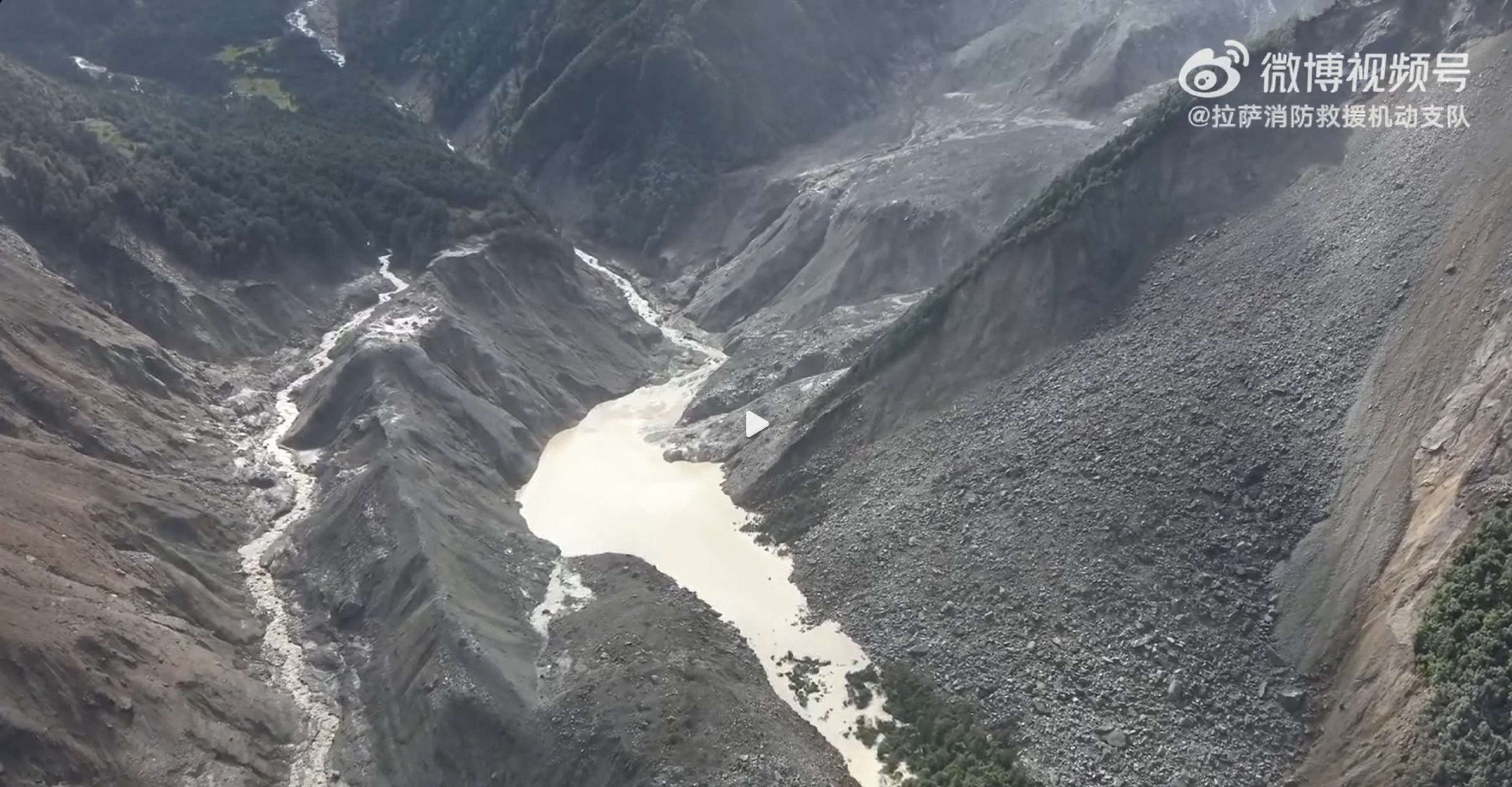 Imagem a&eacute;rea mostra barragem natural formada depois do deslizamento no condado de Gyirong, no Tibete 