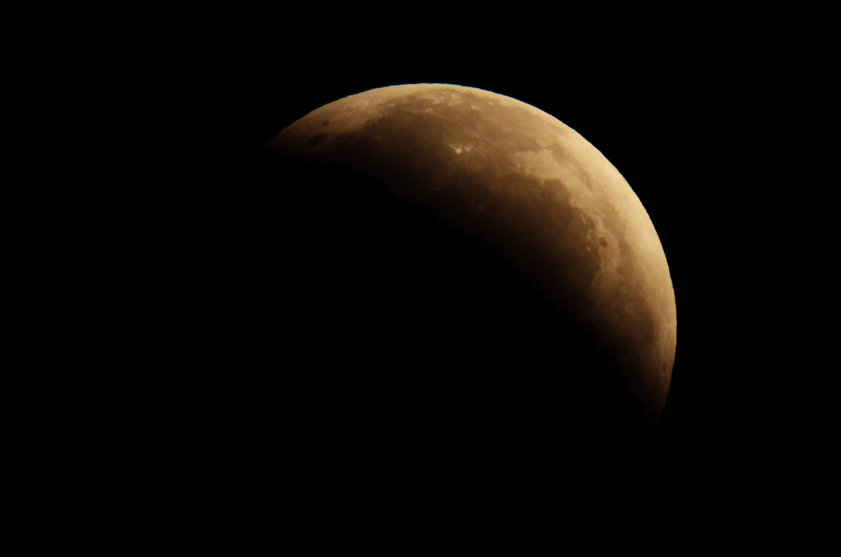Foto da Lua durante o eclipse parcial visto de Madrid, Espanha 